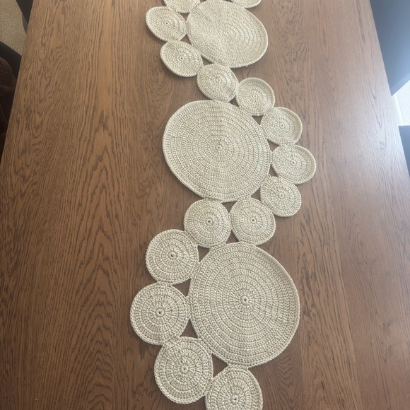 Elegant hand made Crochet Table Runner - Picture 1 of 2
